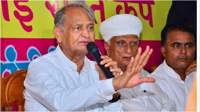 गहलोत ने गुस्से में कलक्टर के सामने फेंक दिया माइक, आखिर किस बात से नाराज हुए सीएम