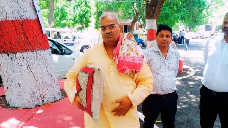 चादर और तकिया लेकर कलेक्ट्रेट पहुंचे बीजेपी MLA मदन दिलावर, जानें वजह