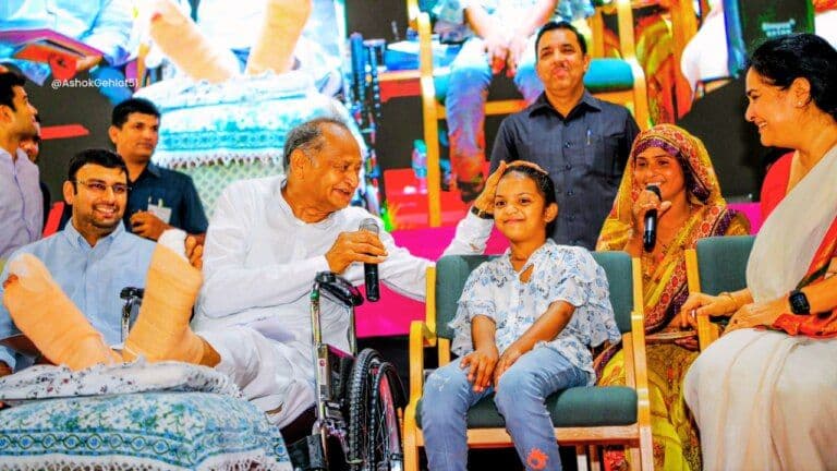 बच्ची को मंच पर बुलाकर गहलोत ने पूछा ये सवाल, फिर कही ऐसी बात कि हंसने लगे लोग