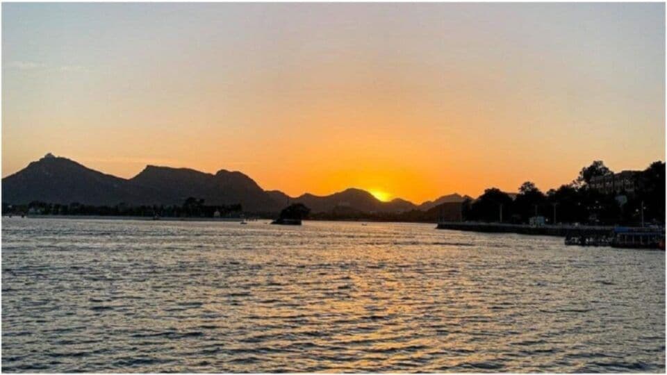 Rajasthan Weather Today: प्रदेश में करवट बदल रहा मौसम, हल्की सर्दी शुरू, कई जगह बारिश की चेतावनी 